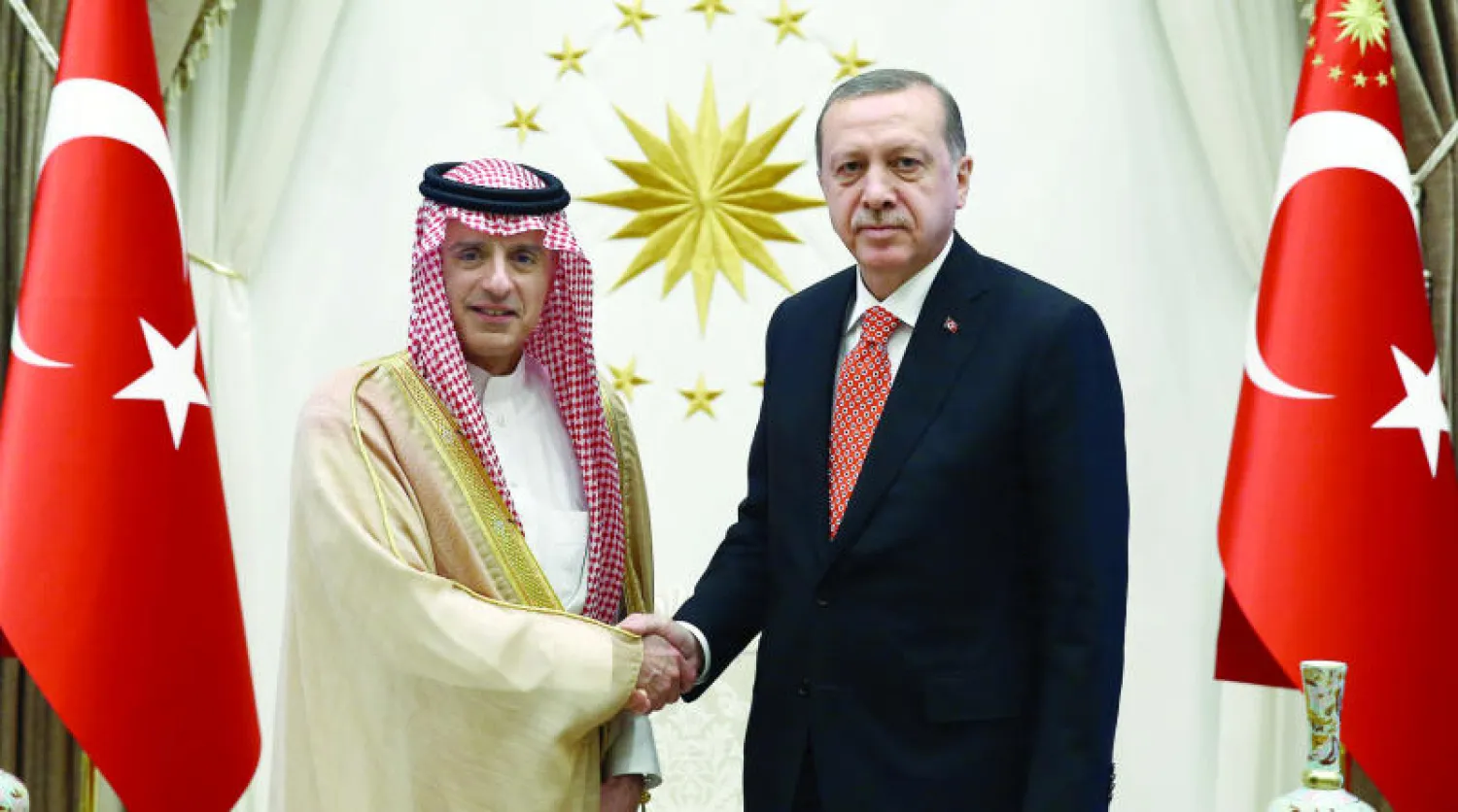 الرئيس التركي طيب رجب إردرغان مستقبلا وزير الخارجية السعودي عادل الجبير في أنقرة أول من أمس (أ.ب)