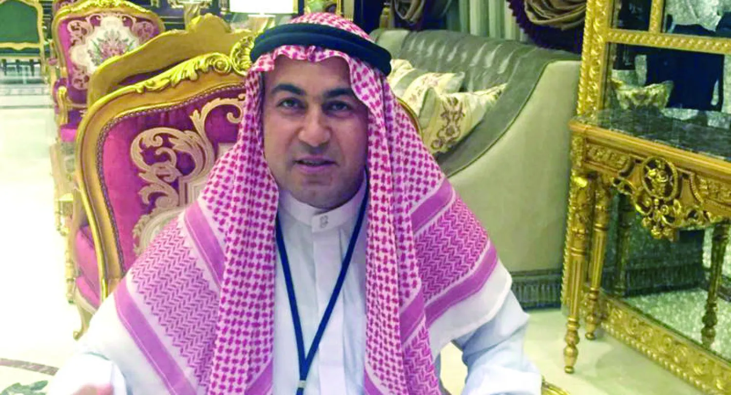 الحاج حسن رضائي في صورة مرتديًا الزي السعودي («الشرق الأوسط»)