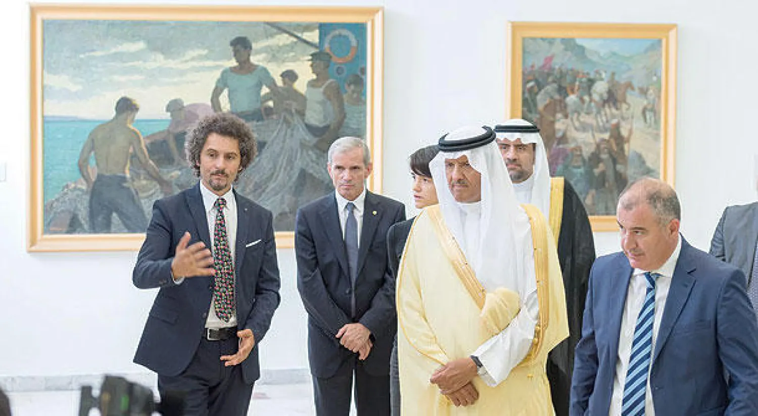 جانب من زيارة سلطان بن سلمان إلى المسجد التاريخي والمتحف الوطني في تيرانا (واس)