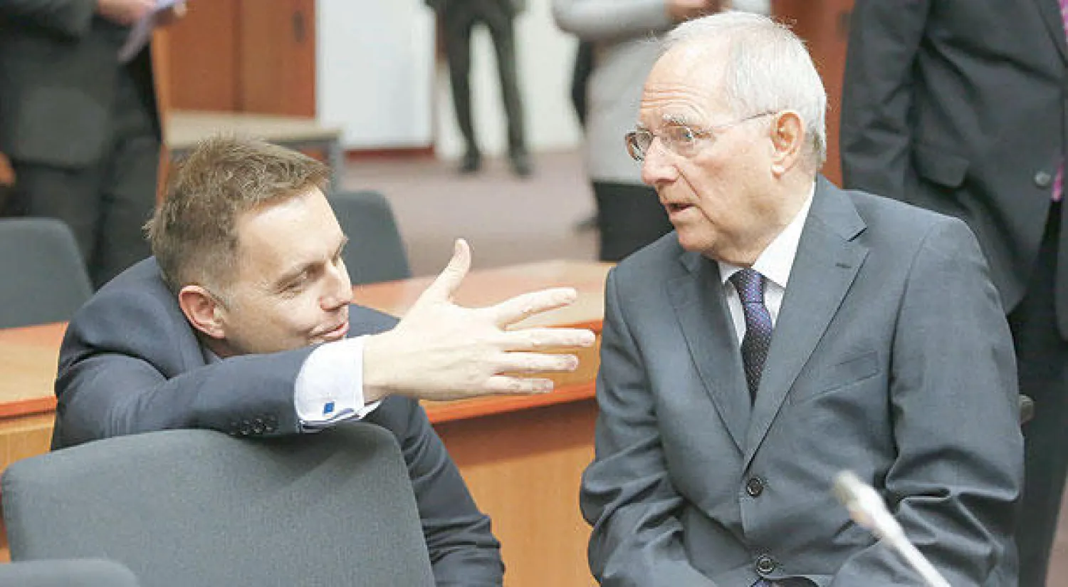 وزير مالية سلوفاكيا بيتر كازيمير ووزير مالية ألمانيا فولفغانغ شويبله خلال اجتماع سابق لوزراء المالية في بروكسل عام 2014 (رويترز)