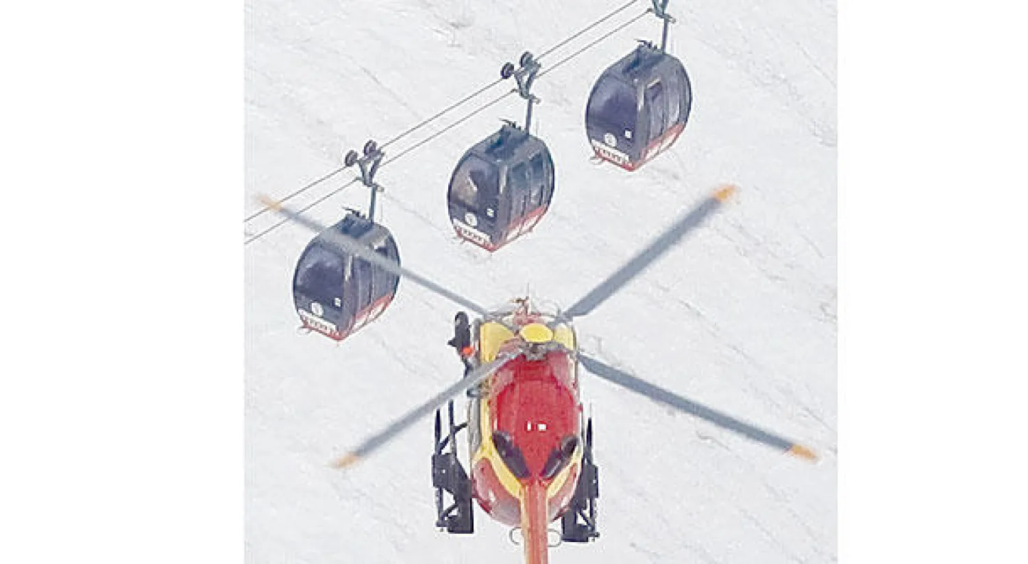 مركبات التليفريك التي تعطلت في الجانب الفرنسي  من «مون بلون» قبل انقاذ السياح الذين كانوا به (ا ب)