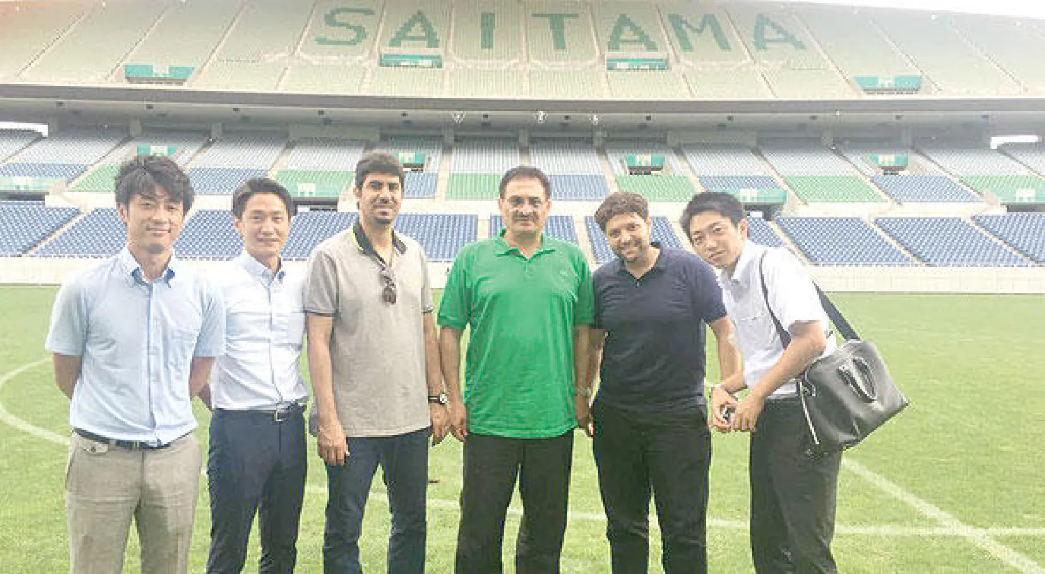 كيال والصالح لدى تفقدهما الملعب الذي سيحتضن مباراة المنتخب السعودي ونظيره الياباني («الشرق الأوسط»)