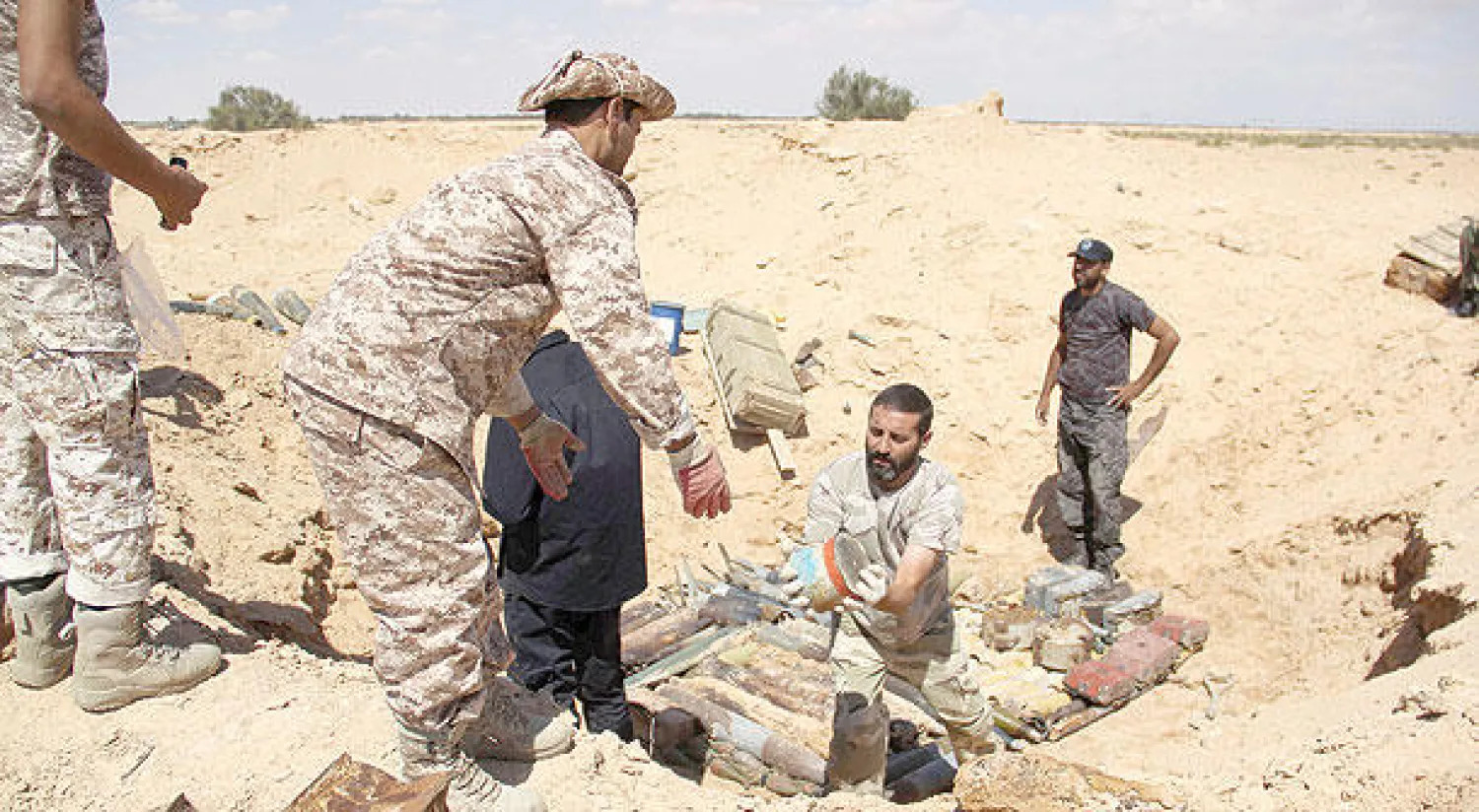 قوات موالية لحكومة السراج تحاول التخلص من قنابل تركها أتباع داعش في ضواحي سرت (رويترز)