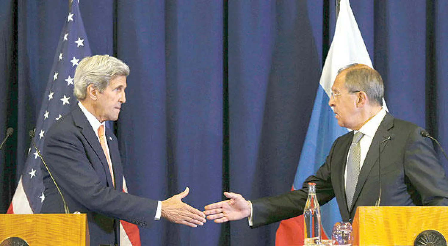 وزير الخارجية الروسي سيرغي لافروف والأميركي جون كيري إثر مؤتمرهما الصحافي أمس في جينيف (أ.ف.ب)