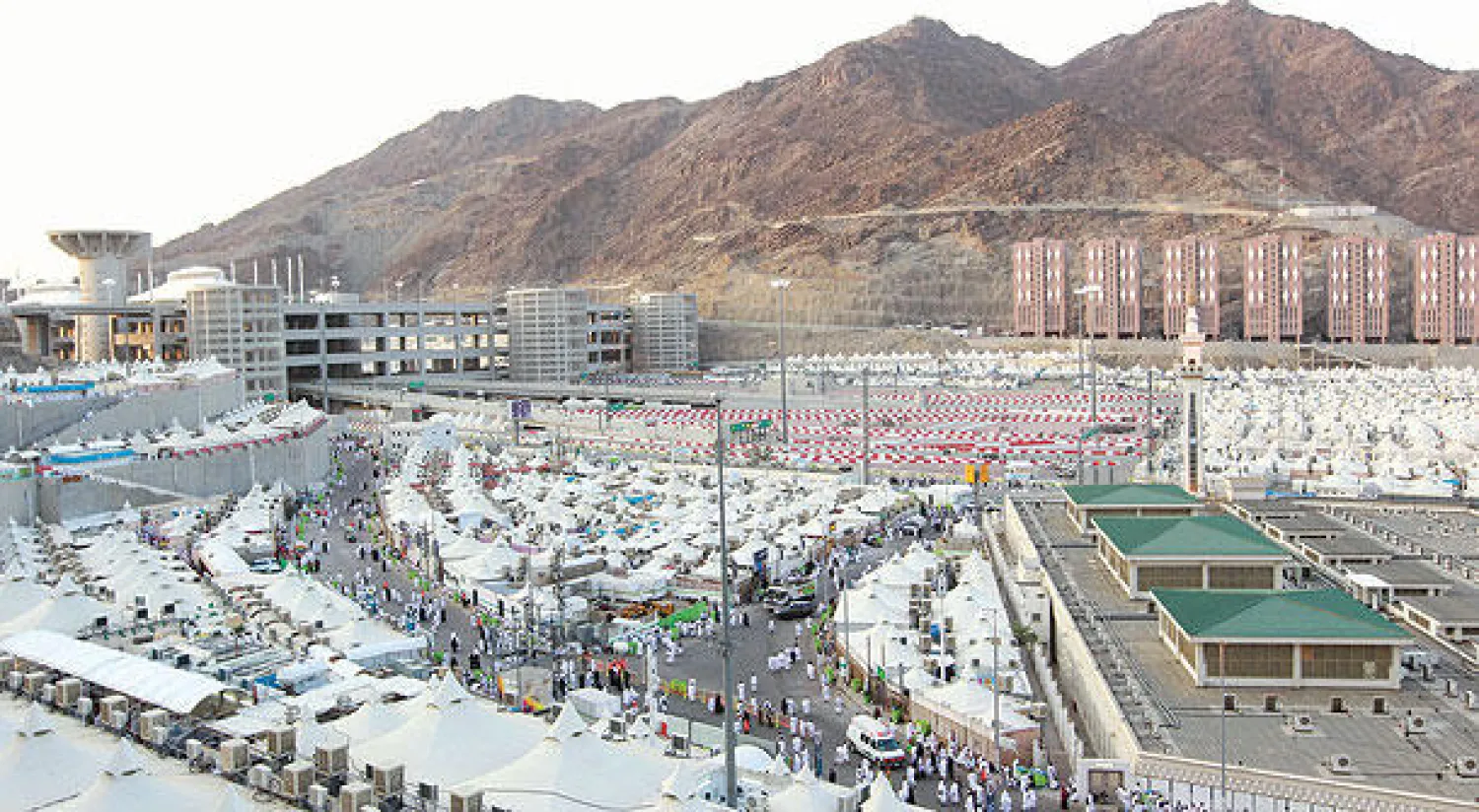 حجاج بيت الله الحرام قضوا يوم التروية في منى أمس (تصوير: عدنان مهدلي)
