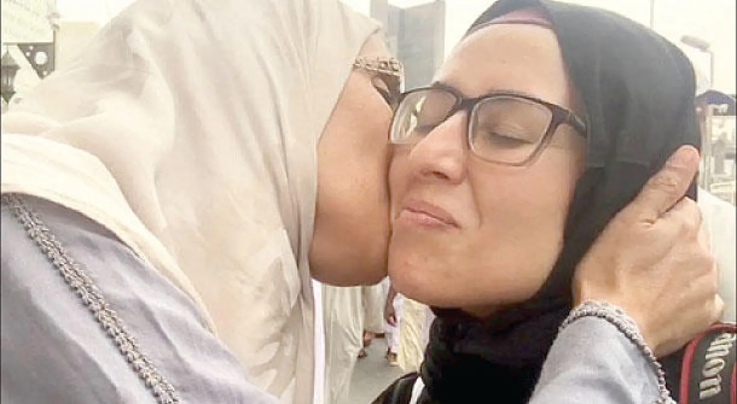 الصحافية المسلمة ضياء حديد (يمين) التي تعمل في مكتب «نيويورك تايمز» في القدس تتلقى التهنئة لدى وصولها إلى المشاعر المقدسة (نيويورك تايمز)