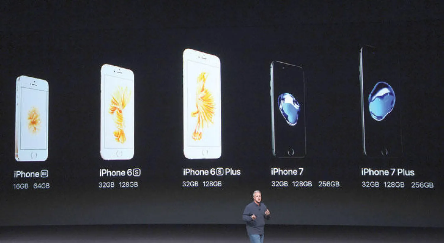 فيل شيلر يتحدث عن هواتف {آبل} في سان فرانسيسكو أمس (أ.ف.ب)