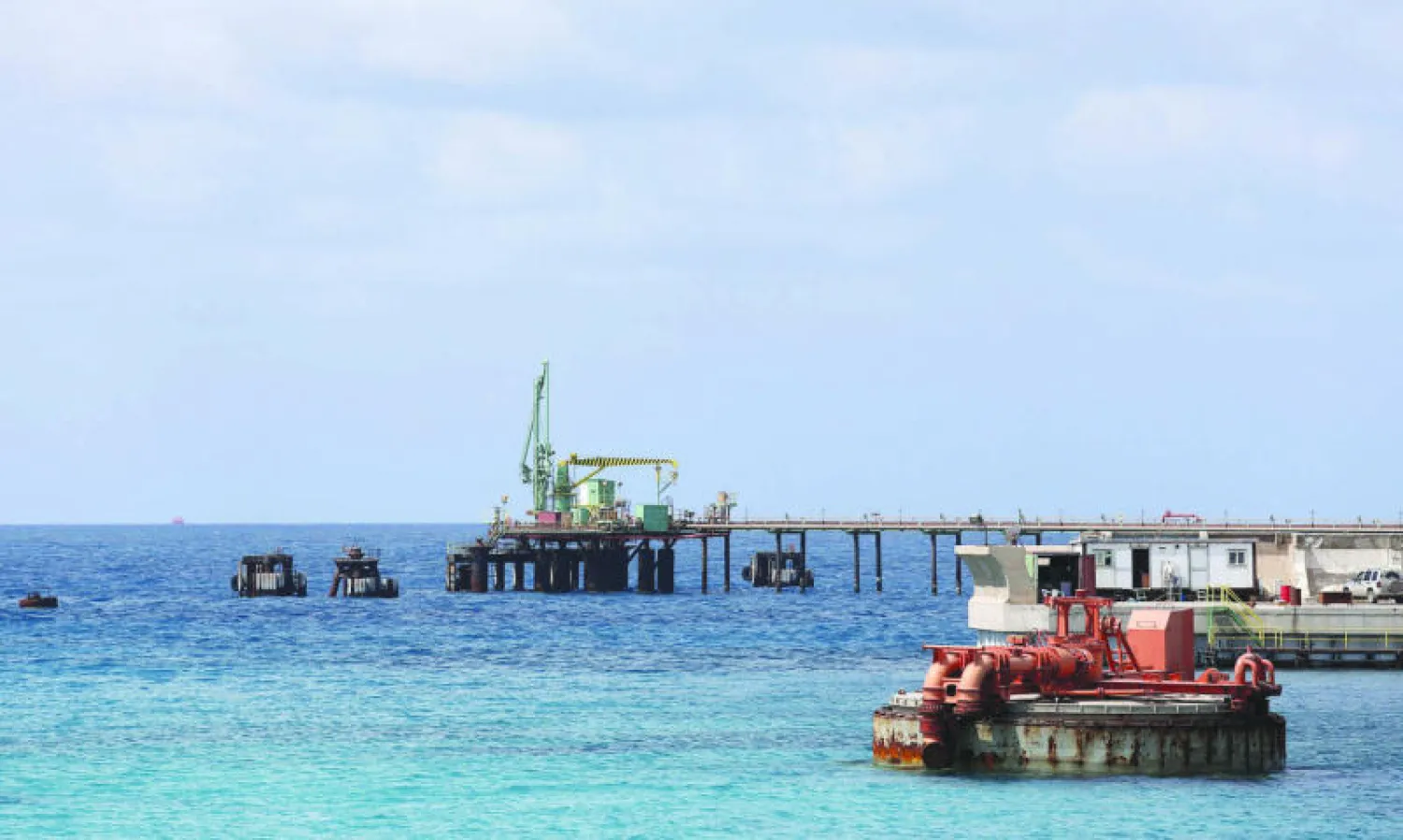 مشهد عام لرصيف الزويتينة النفطي غرب بنغازي (رويترز)