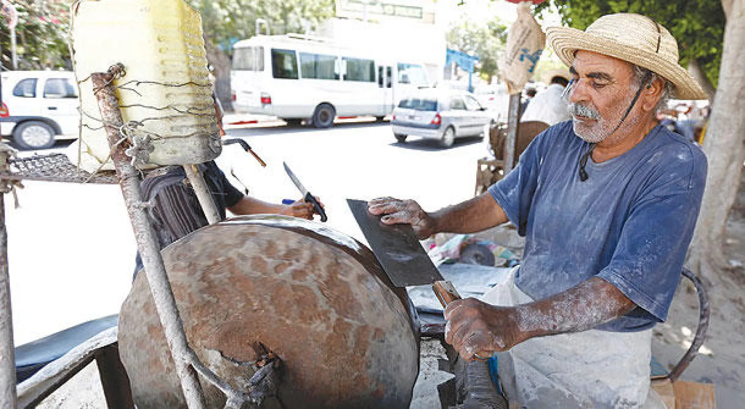 تعج الأسواق التونسية بمختلف مستلزمات العيد إضافة إلى مستلزمات شواء اللحوم خلال أول صباح من أيام عيد الأضحى (رويترز)