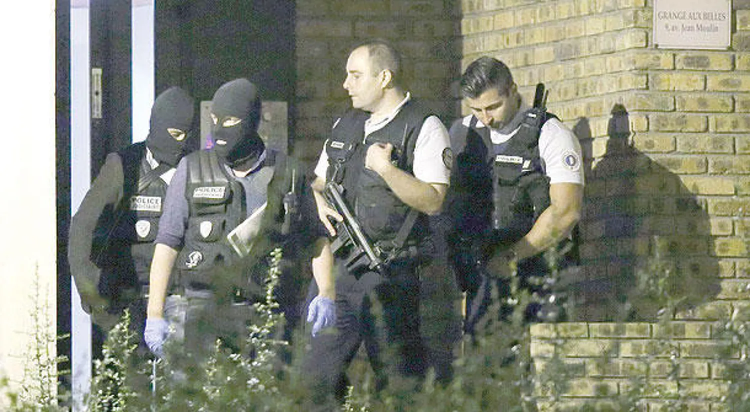 جنود وضباط شرطة فرنسيون من فرقة مكافحة الإرهاب بعد مداهمات في مدينة  بوسي سان أنطوان  في منطقة أيسون الواقعة جنوب باريس أول من أمس (رويترز)