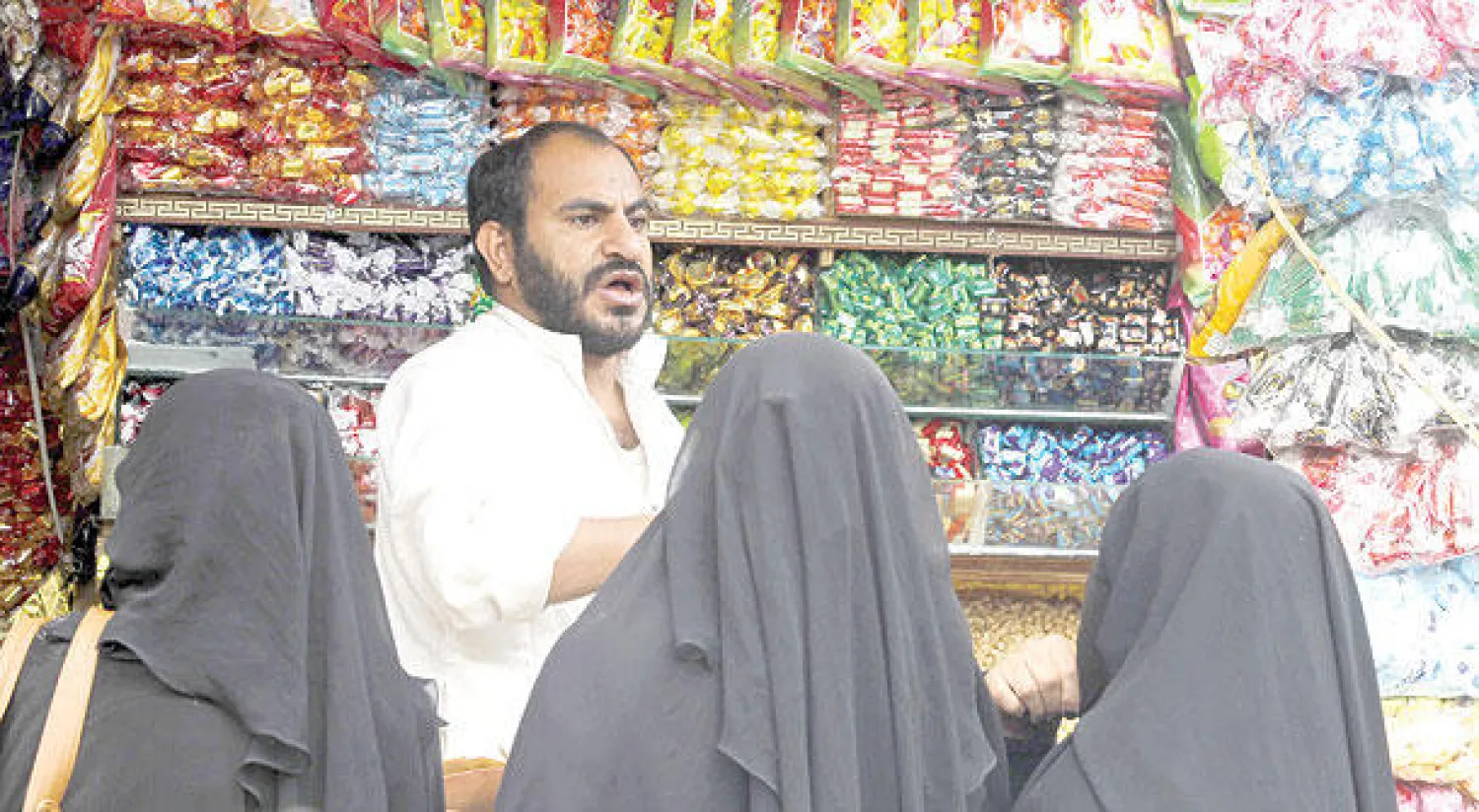 متسوقات يمنيات يتبضعن للاستعداد لعيد الأضحى المبارك (إ.ب.أ)