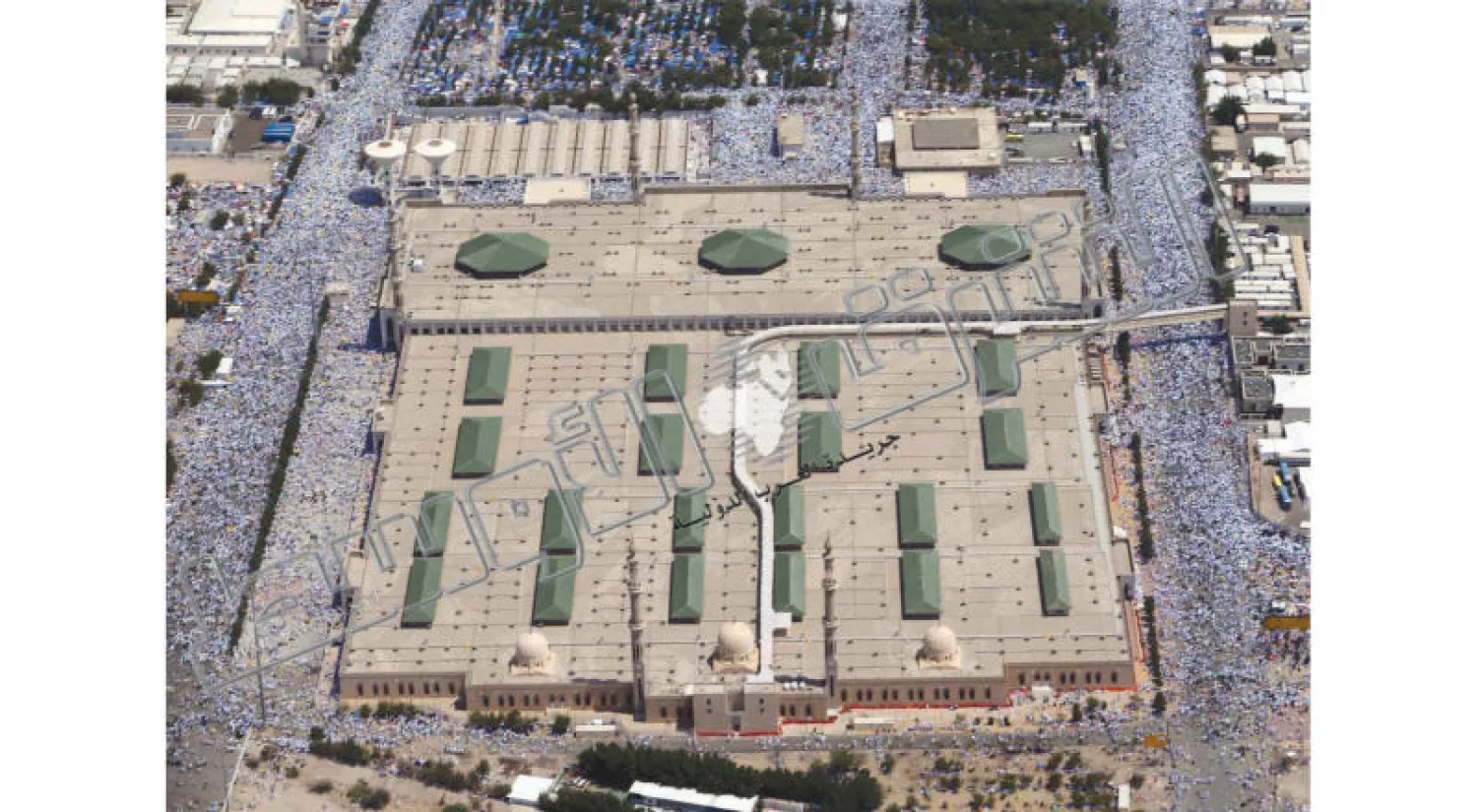 مسجد نمرة وتبدو كثافة الحجاج حوله لحظة وجودهم في مشعر عرفة  (تصوير: احمد حشاد)