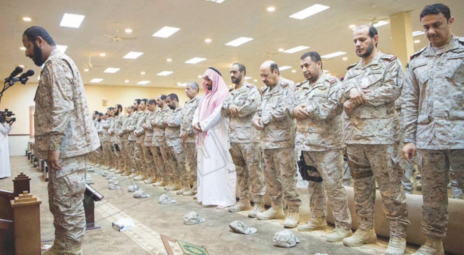 ولي ولي العهد لدى أدائه صلاة العيد مع قادة وضباط وأفراد القوات المسلحة وقوات تحالف دعم الشرعية باليمن في الحد الجنوبي.. ويبدو الفريق أول ركن عبد الرحمن البنيان رئيس هيئة الأركان العامة (تصوير: بندر الجلعود)