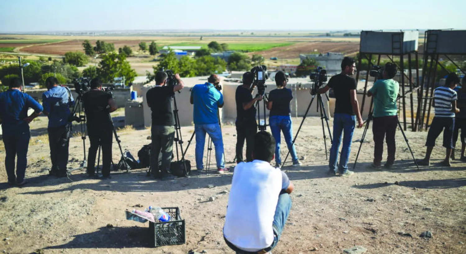 مصورون من الإعلام التركي في 4 سبتمبر الحالي يتابعون من كيليس قرب الحدود السورية المعارك التي أطلقتها تركيا ضد تنظيم داعش في سوريا (أ.ف.ب)