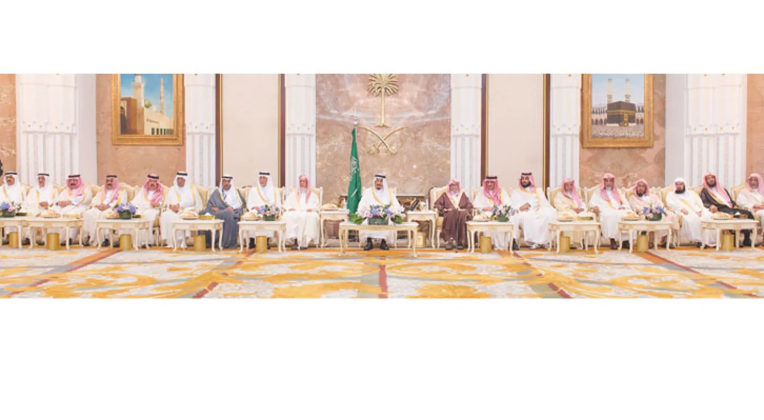 خادم الحرمين الشريفين الملك سلمان بن عبد العزيز خلال كلمته للقادة والضباط في القصر الملكي بمنى ويبدو الأمير محمد بن نايف ولي العهد والأمير محمد بن سلمان ولي ولي العهد (واس)