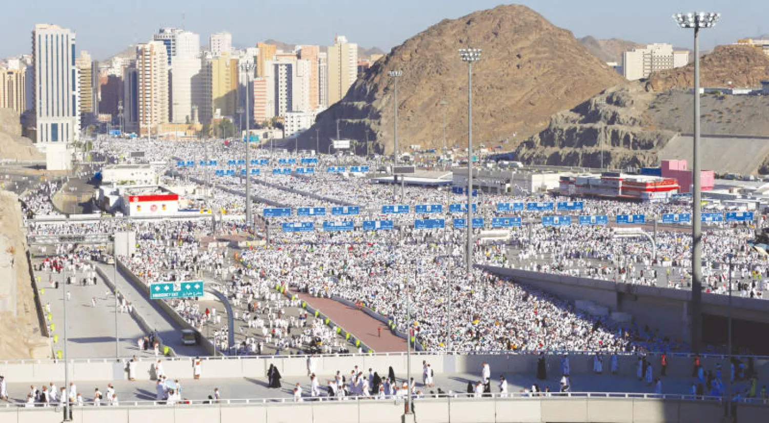 الحجاج لدى توجههم إلى جمرة العقبة أمس (واس)