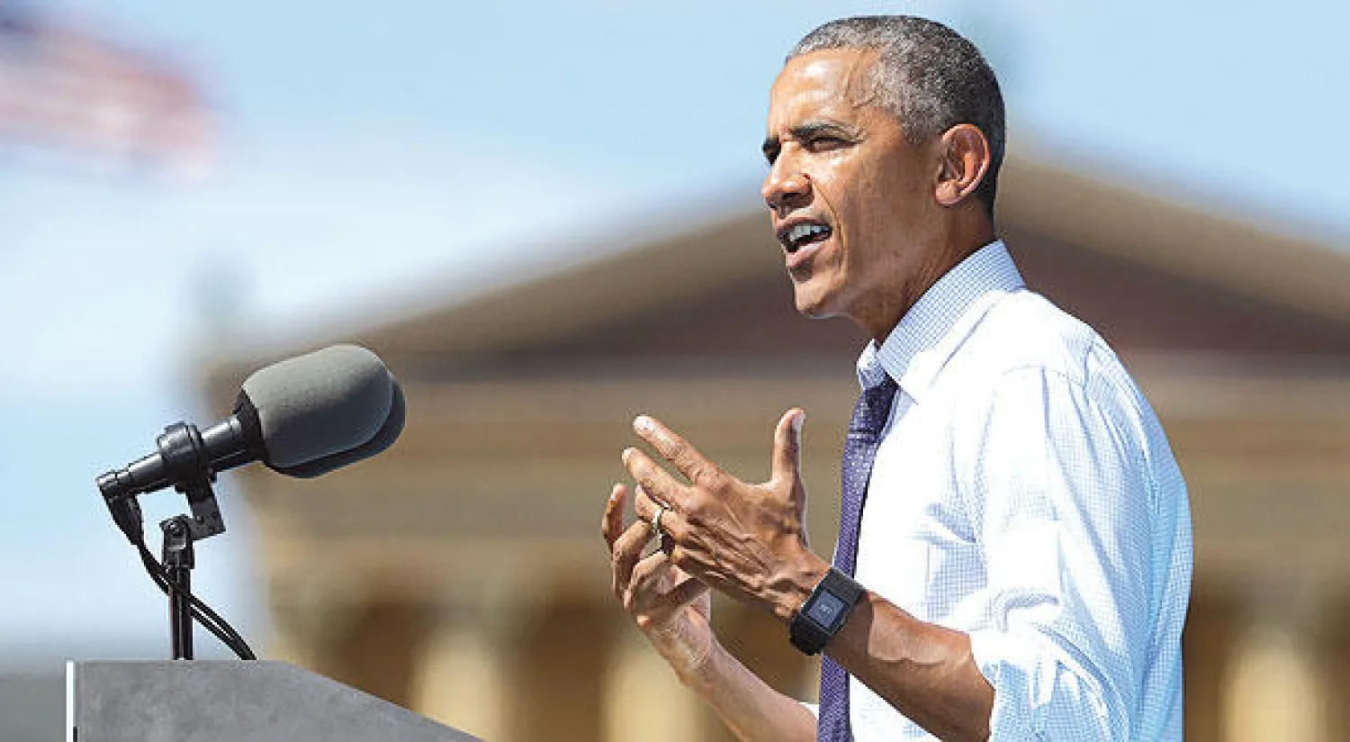 الرئيس الأميركي باراك أوباما يتحدث في مؤتمر للمرشحة عن الحزب الديموقراطي هيلاري كلينتون في فيلاديلفيا أمس (أ.ب)