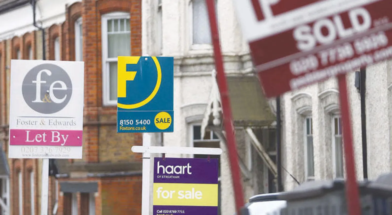 أسعار المنازل في بريطانيا تراجعت للشهر الثاني على التوالي في أغسطس الماضي (رويترز)