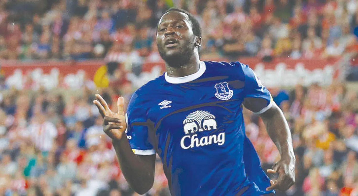 لوكاكو يحتفل بثلاثيته في مرمى سندرلاند (رويترز)