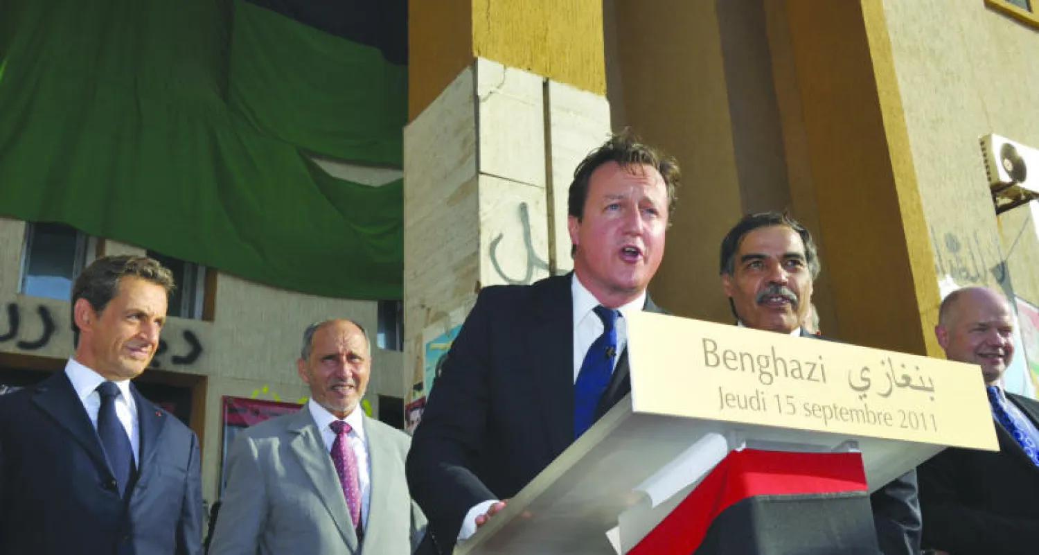ديفيد كاميرون في بنغازي في 15 سبتمبر 2011 ويقف خلفه الرئيس الفرنسي نيكولا ساركوزي ورئيس المجلس الانتقالي الوطني الليبي مصطفى عبد الجليل (رويترز)