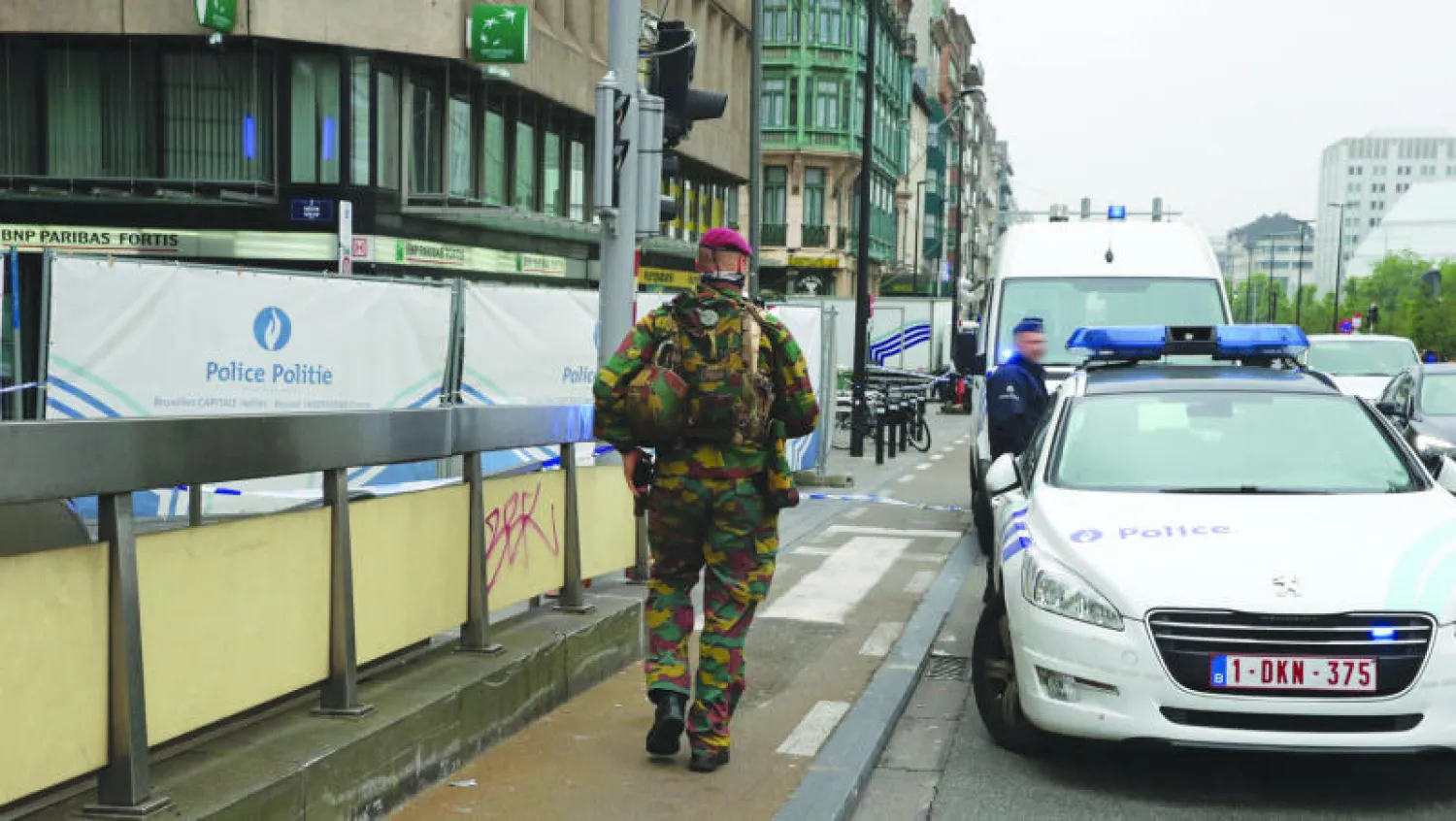 قوات الأمن البلجيكي خارج مجمع تجاري في بروكسل بعد الإبلاغ عن وجود قنبلة في يونيو الماضي (أ.ف.ب)