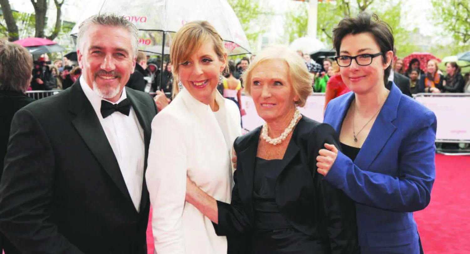 فريق برنامج «غريت بريتيش بيك أوف» سو بيركينز، ميري بيري، ميل جيدروك وبول هوليوود (غيتي)