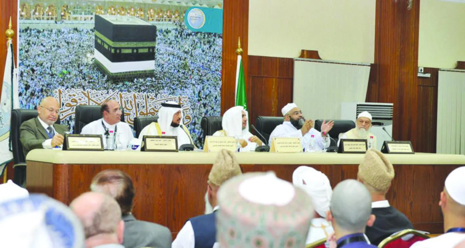 الشيخ الدكتور محمد العيسى أمين عام رابطة العالم الإسلامي رئيس مجلس إدارة الهيئة العالمية لعلماء المسلمين ونائب رئيس مؤتمرها العام خلال استهلاله الجلسة الافتتاحية (واس)