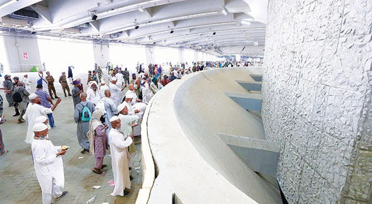 أعداد قليلة من الحجاج عند الجمرات وقت الظهيرة (تصوير: سعد العنزي)