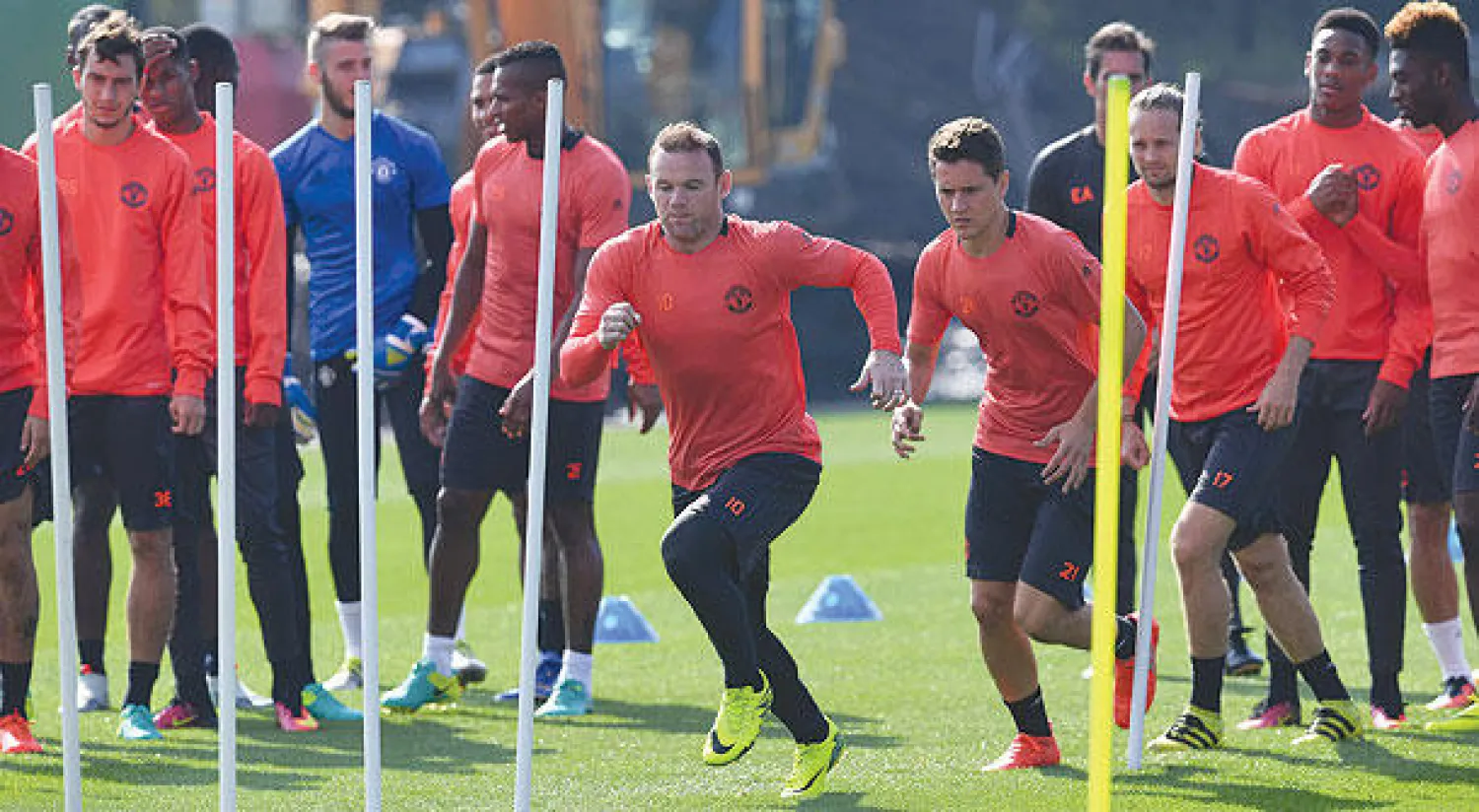 روني (في الوسط) ينطلق من بين زملائه خلال تدريبات يونايتد أمس لكنه لن يشارك في اللقاء (أ.ف.ب)