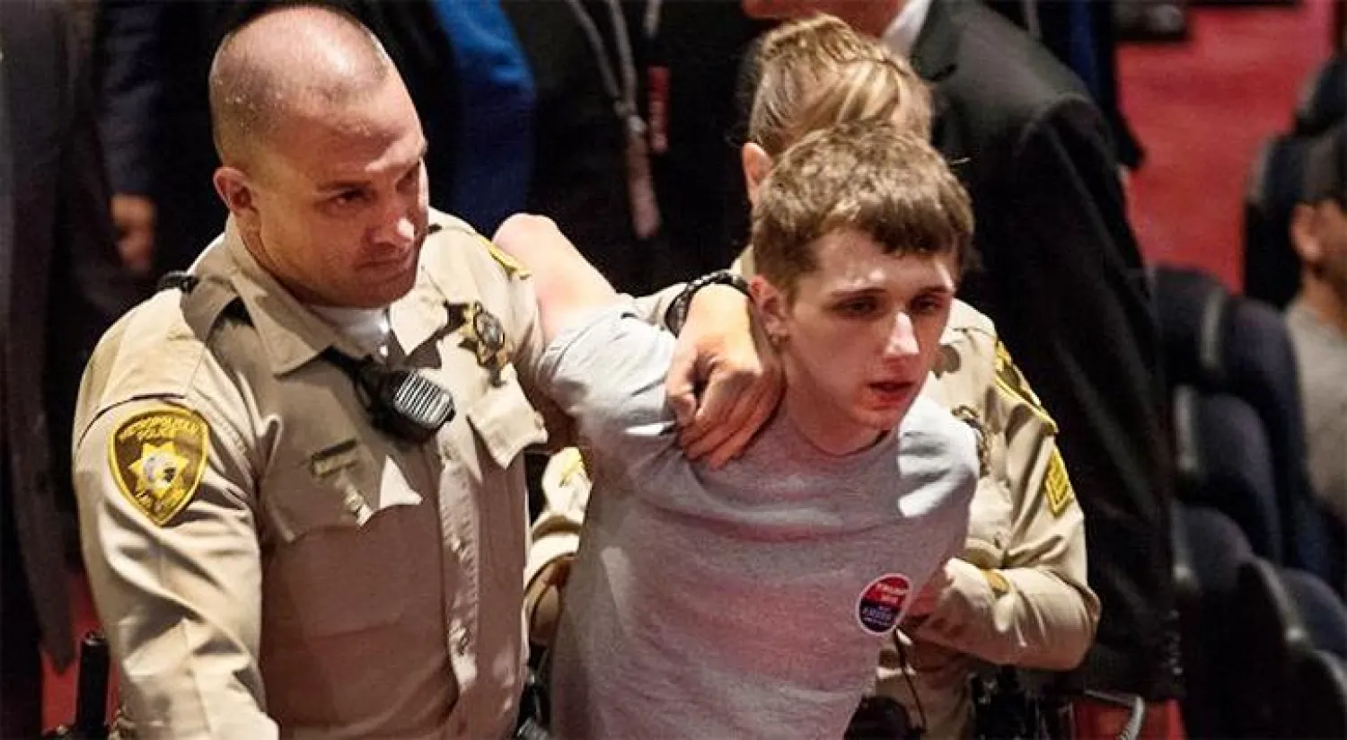 بريطاني متهم بمحاولة إطلاق النار على ترامب يقر بالذنب