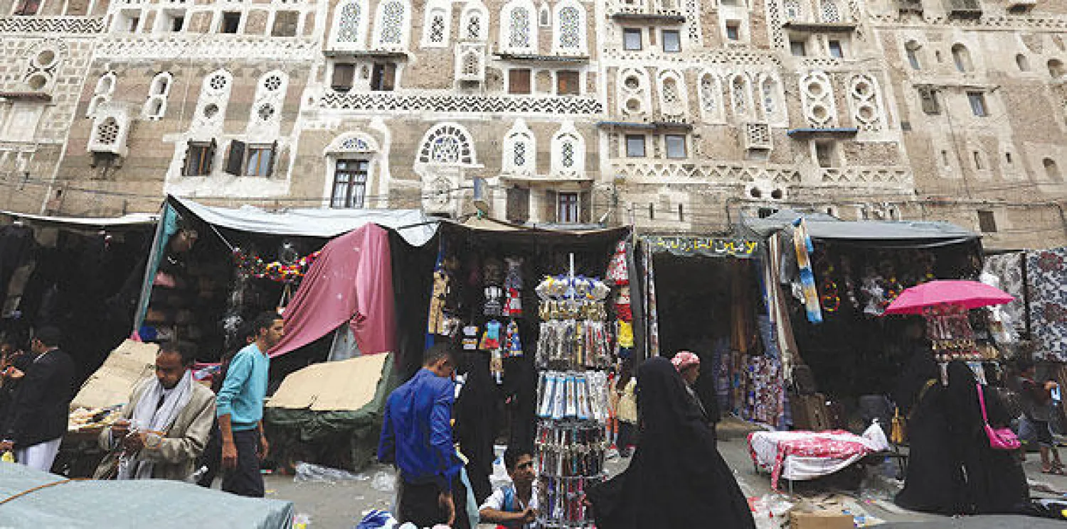 سوق شعبية في المدينة القديمة بالعاصمة اليمنية صنعاء (إ.ب.أ)