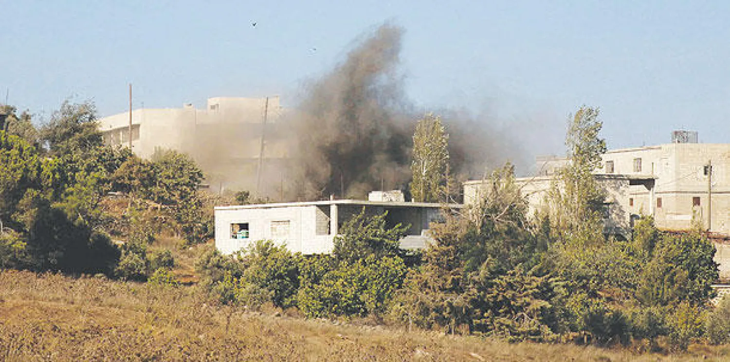 أعمدة الدخان تتصاعد من أماكن تعرضت للقصف في بلدة جبات الخشب التي تسيطر عليها المعارضة في ريف القنيطرة (رويترز)