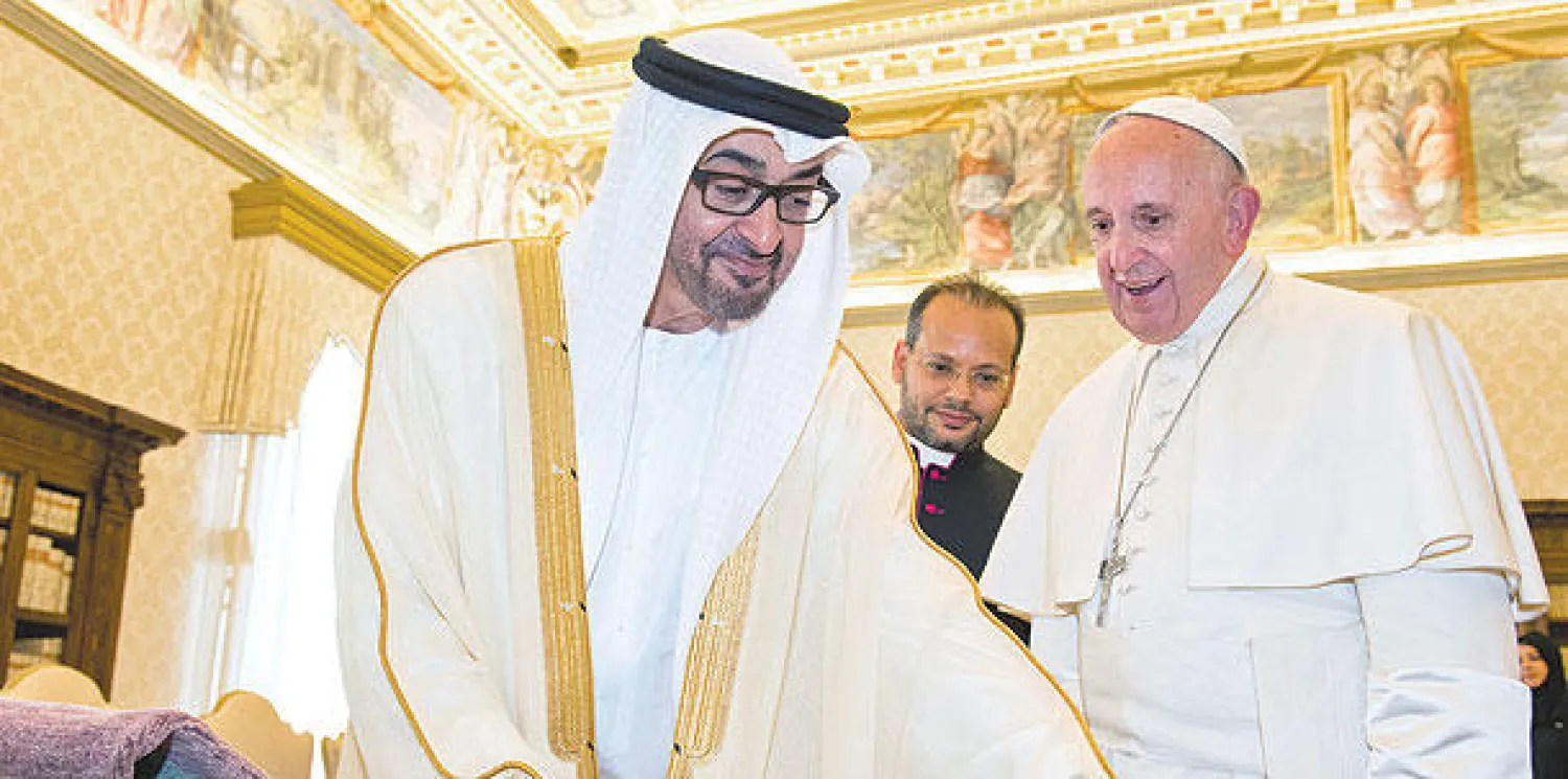 الشيخ محمد بن زايد والبابا فرنسيس يتبادلان الهدايا في الفاتيكان أمس (رويترز)