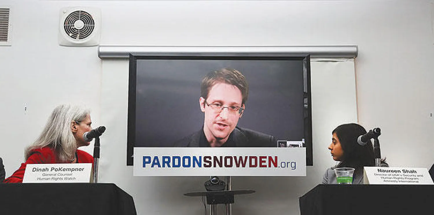 إدوارد سنودن خلال مؤتمر بالدائرة المغلقة في نيويورك أكد أنه يشعر بالأسف لأنه  لا يستطيع الحصول على محاكمة سليمة وعادلة في الولايات المتحدة أمس (أ.ف.ب)