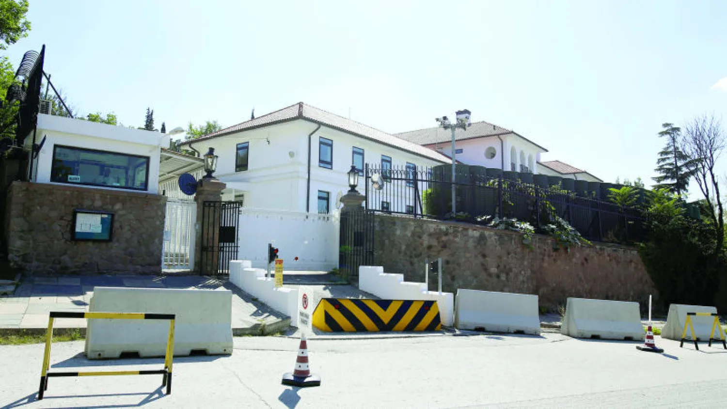 مدخل السفارة البريطانية في العاصمة أنقرة بعد إغلاقها بسبب تهديد أمني امس (رويترز)