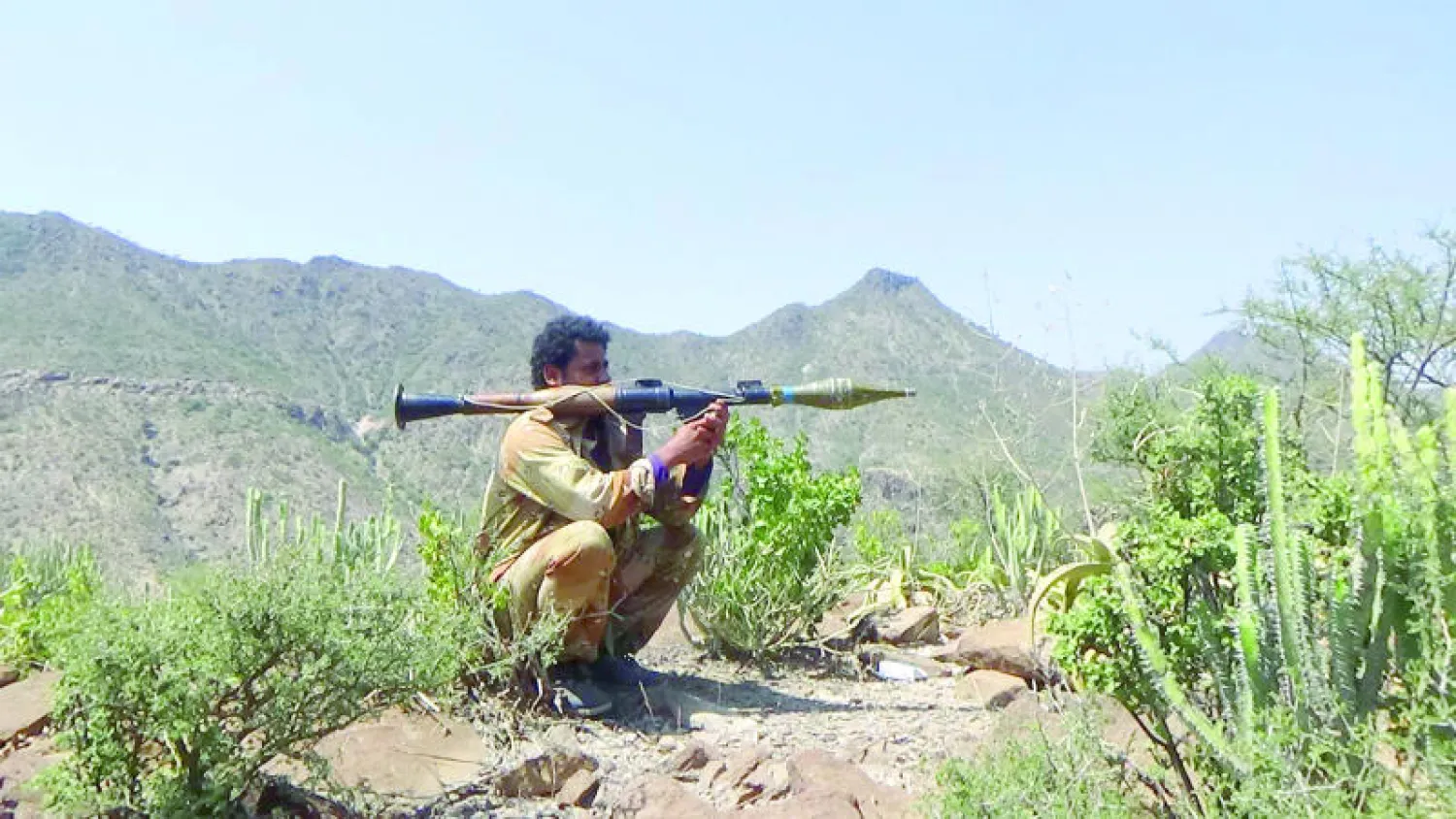 أحد أفراد المقاومة الشعبية يمسك بـ«آر بي جي» تحسبا لأي هجوم انقلابي في البيضاء («الشرق الأوسط»)