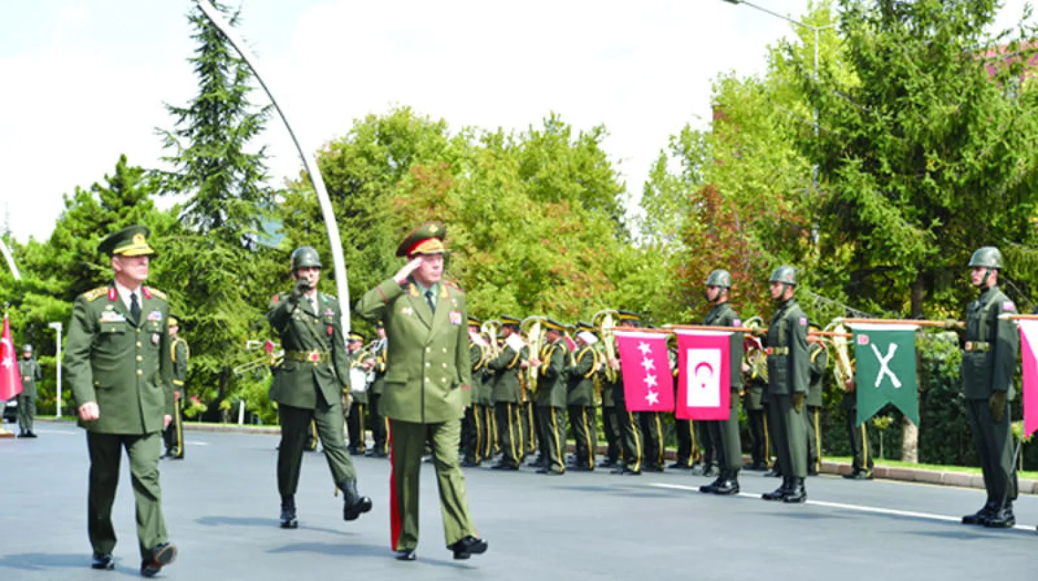 رئيس الأركان التركي هولوسو آكار (يسار) مستقبلا نظيره الروسي فاليري جيراسيموف في أنقرة أول من أمس (أ.ب)