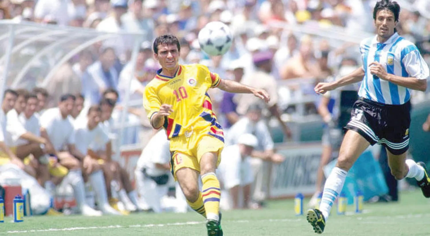 تألق هاجي (يسار) في مونديال 94 في الولايات المتحدة فتح له آفاقًا في برشلونة («الشرق الأوسط»)