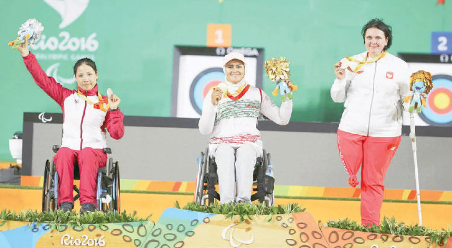 البعثة الإيرانية سارعت إلى إزالة الشعارات المسيئة بعد تهديد اللجنة المنظمة بإبعادها (رويترز)