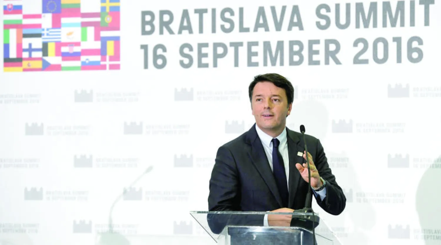 رئيس الوزراء الإيطالي ماتيو رينزي في مؤتمر صحافي بعد قمة براتيسلافا مساء أول من أمس (رويترز)