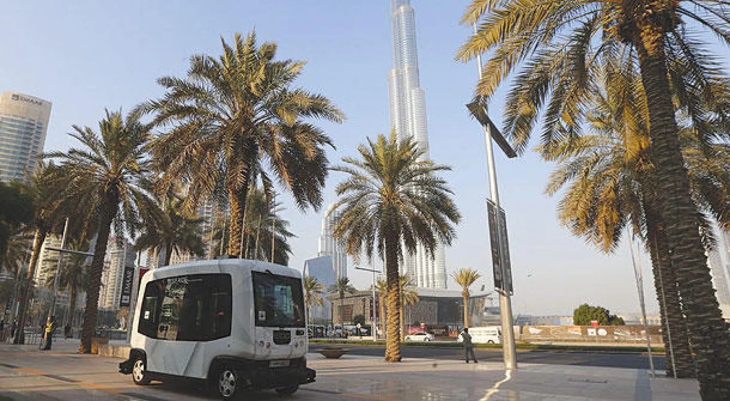 جانب من عملية اختبار سيارة ذاتية القيادة في شارع محمد بن راشد في دبي (أ ف ب)