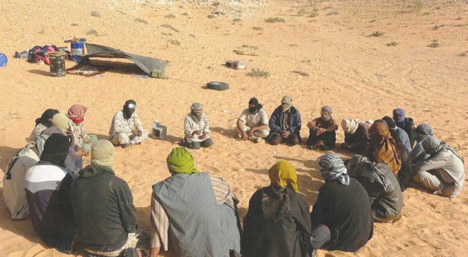 مجموعة من فلول داعش التابعة لـ{ولاية طرابلس» في «اجتماع عسكري» قرب صحراء سرت («الشرق الأوسط»).