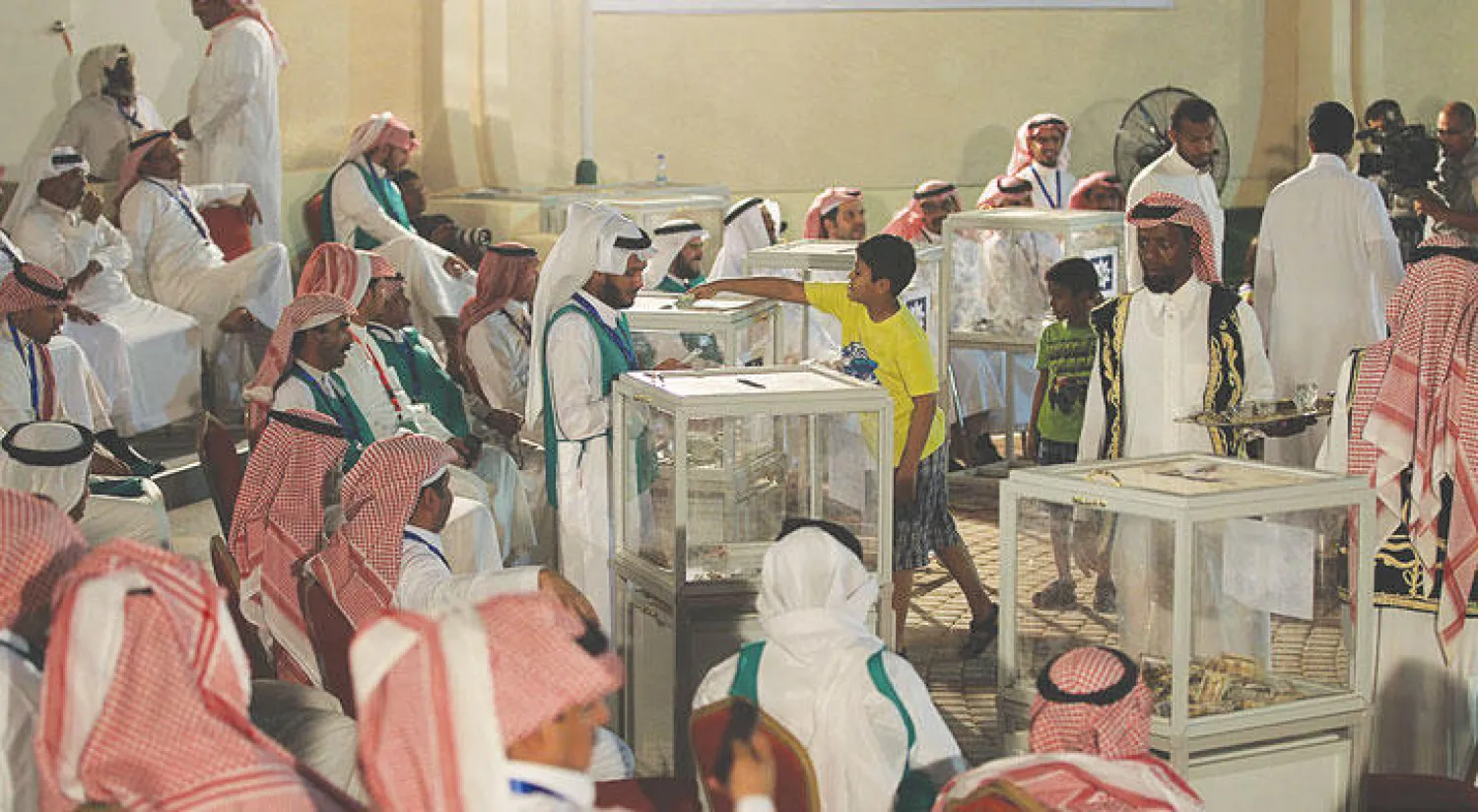 صورة أرشيفية تعود لعام 2012 لفعالية في الرياض تم خلالها جمع تبرعات بملايين الدولارات لصالح الشعب السوري (غيتي)