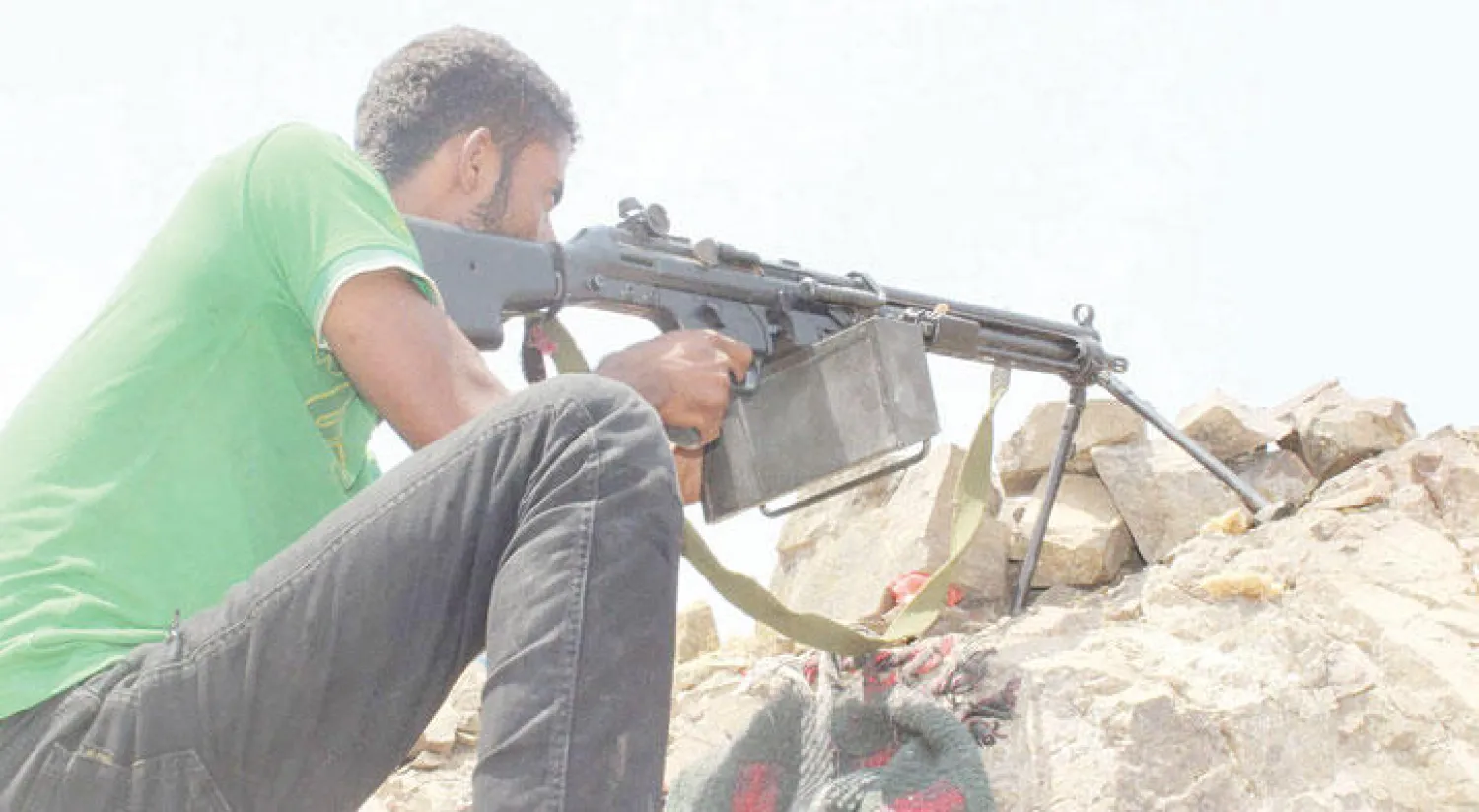 مقاتل من المقاومة يوجه سلاحه على الانقلابيين في إحدى جبهات كرش («الشرق الأوسط»)