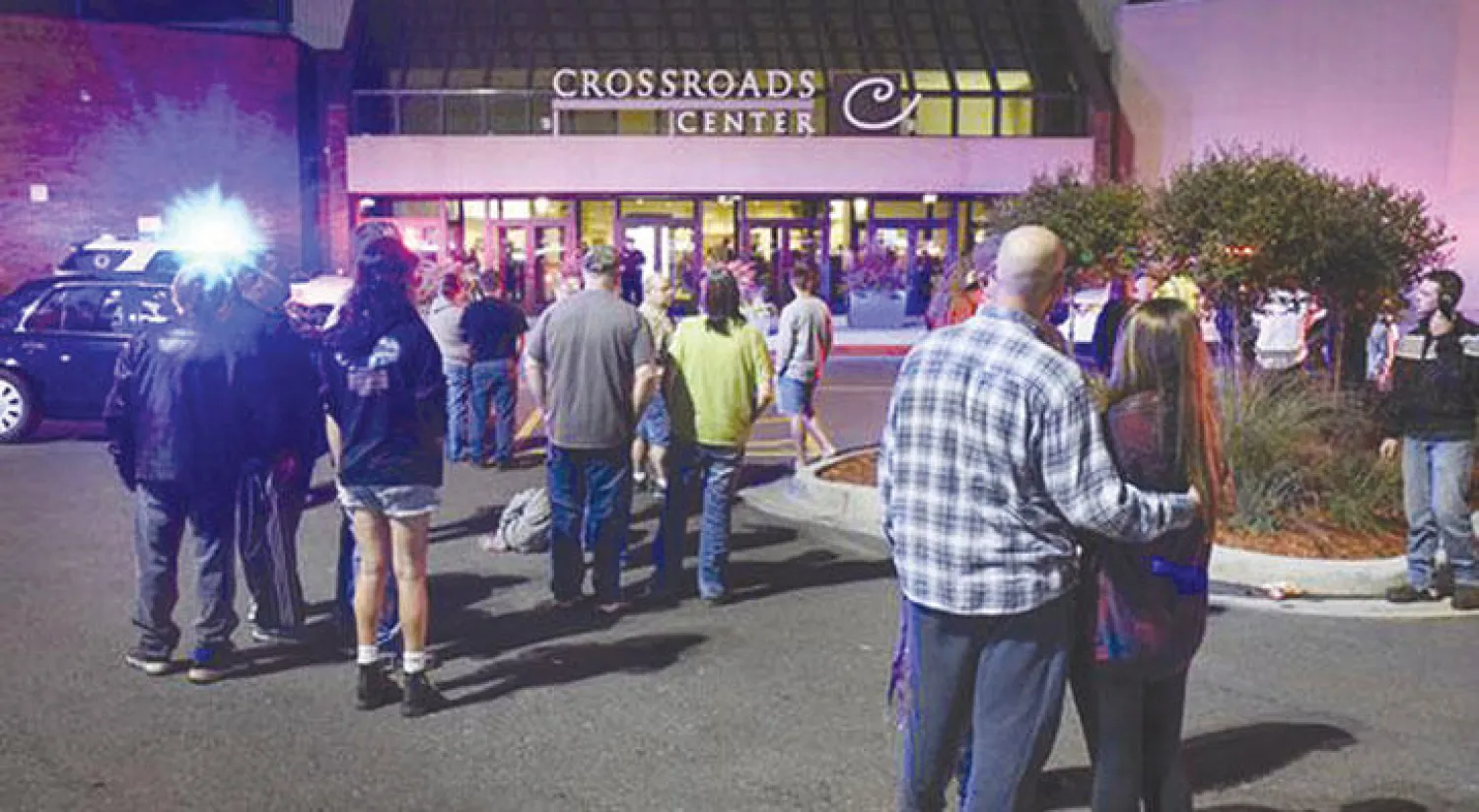 مواطنون أميركيون يتجمعون أمام مركز «كروس رودز» للتسوق بمدينة سانت كلاود في مينيسوتا مساء أول من أمس عقب طعن مهاجم 8 أشخاص قبل أن تقوم الشرطة بقتله (أ.ب)