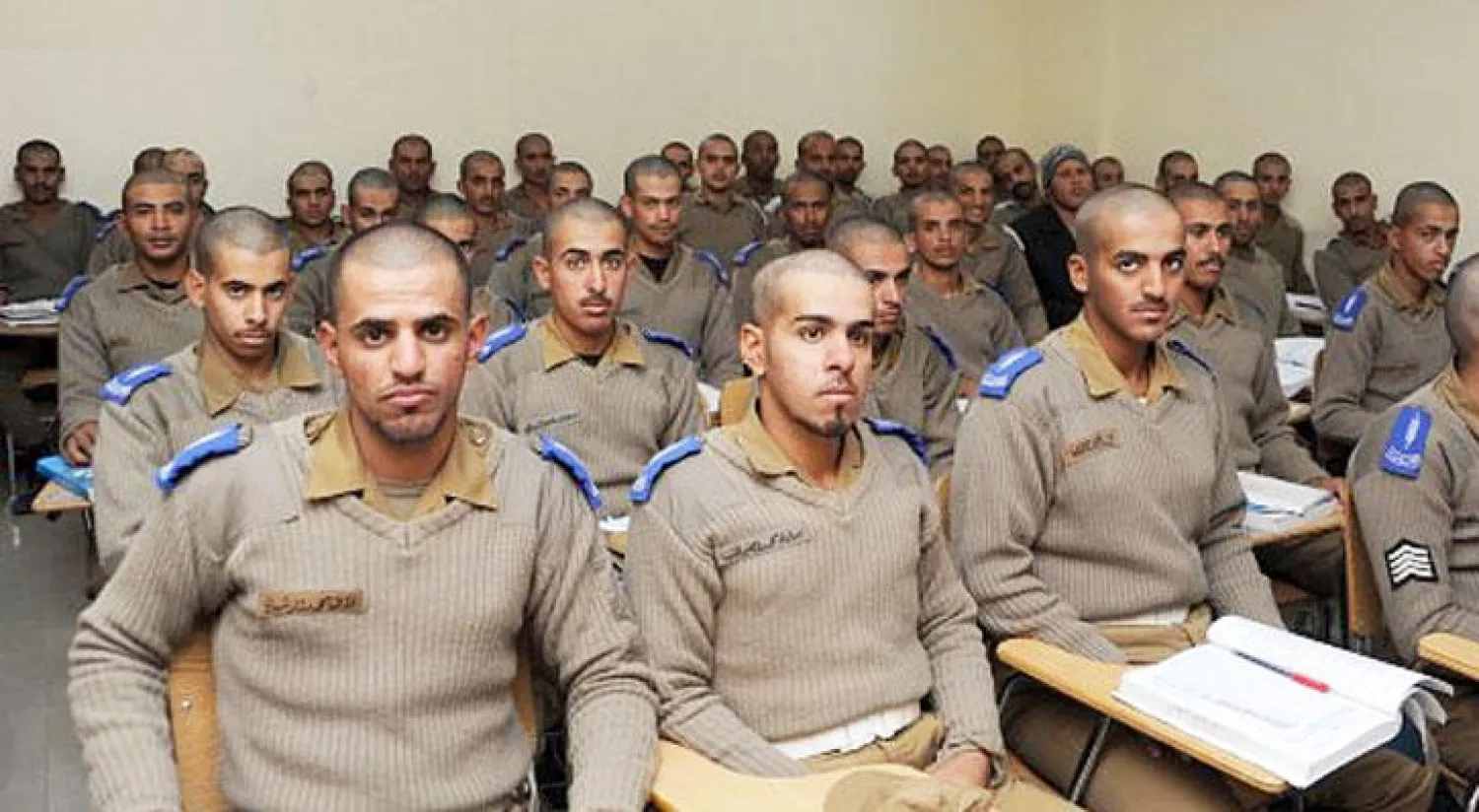 صورة لطلاب في حصة تدريبية بكلية الأمن العام. («الشرق الأوسط»)