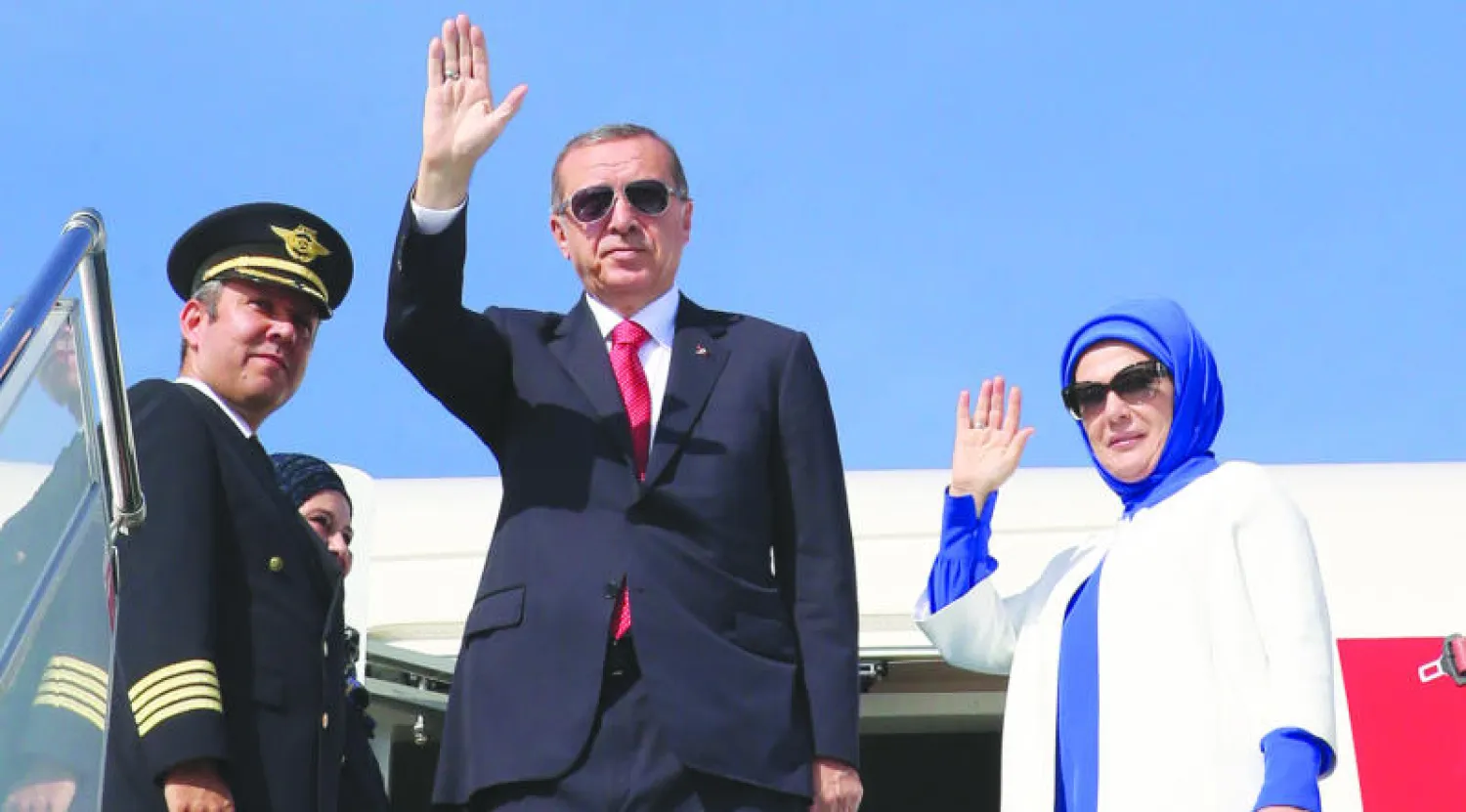 الرئيس إردوغان وزوجته أمينة لدى مغادرتهما مطار إسطنبول أمس باتجاه نيويورك للمشاركة في أعمال الجمعية العامة للأمم المتحدة (أ.ب)