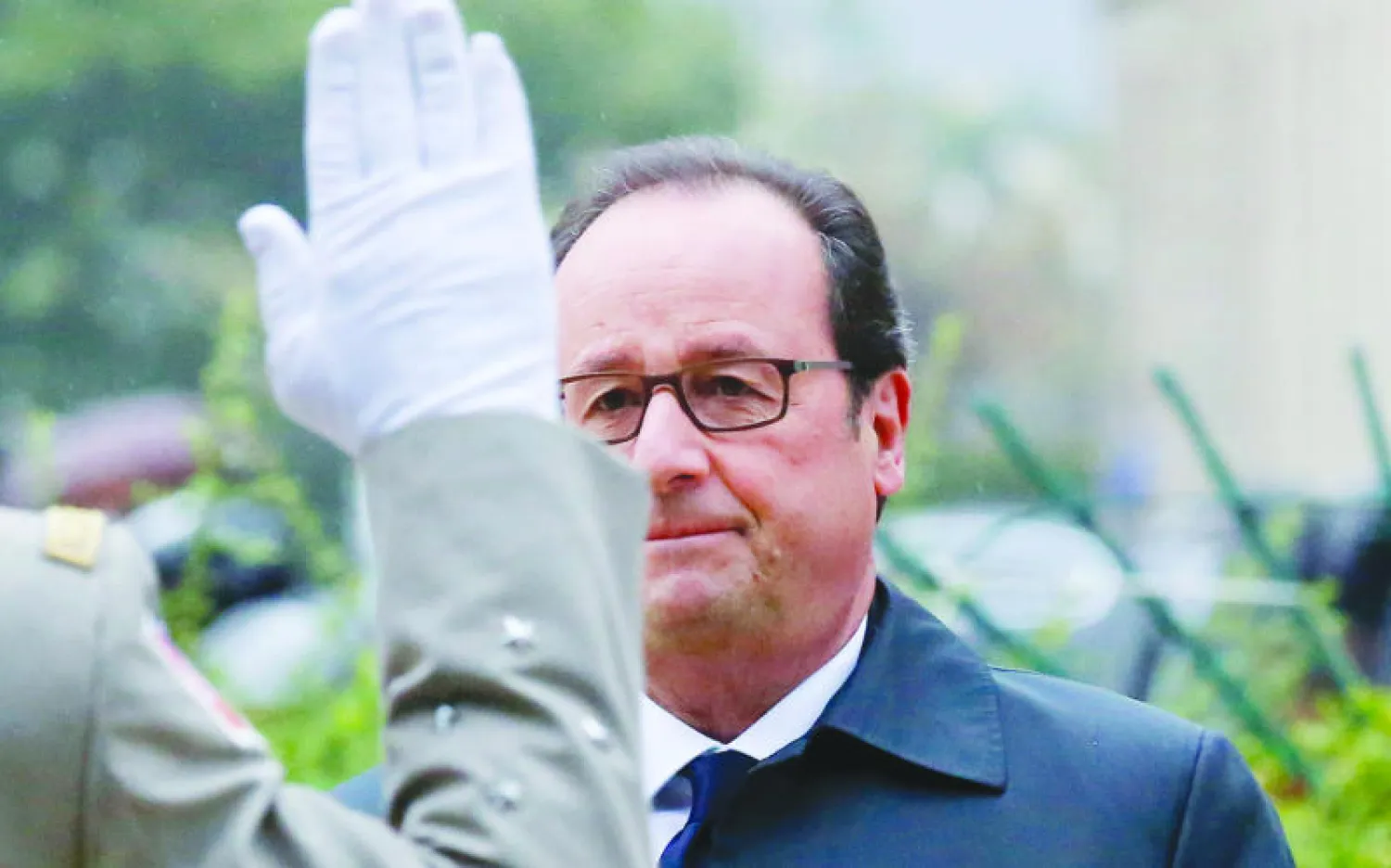 الرئيس فرنسوا هولاند قبل مشاركته في الاحتفال التكريمي التقليدي لضحايا الإرهاب الذي جرى في قصر الأنفاليد بحضور كبار المسؤولين أمس (أ.ف.ب)