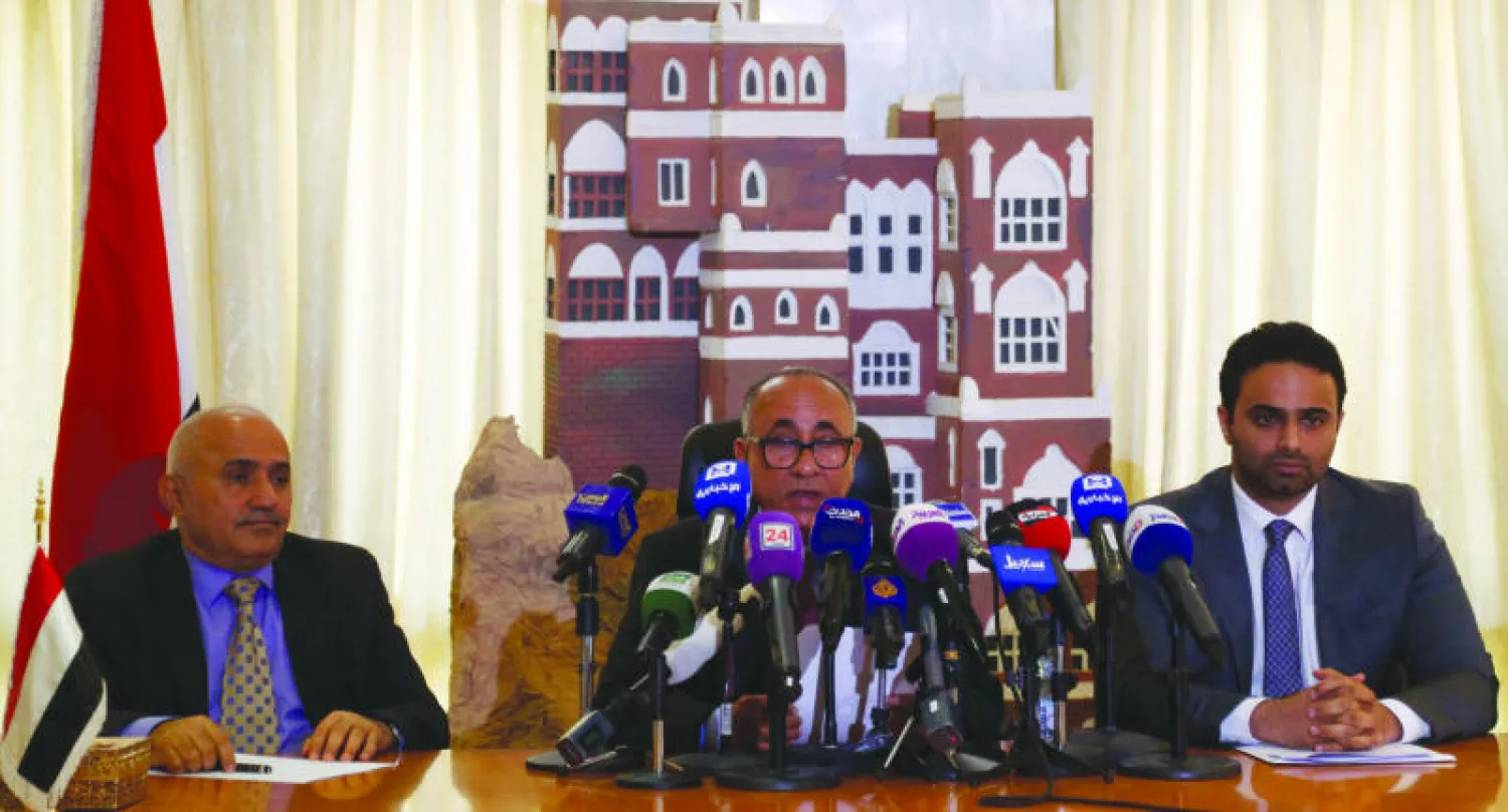 محافظ المركزي اليمني الجديد الدكتور منصر القعيطي لدى تحدثه في مؤتمر صحافي في الرياض أمس (رويترز)