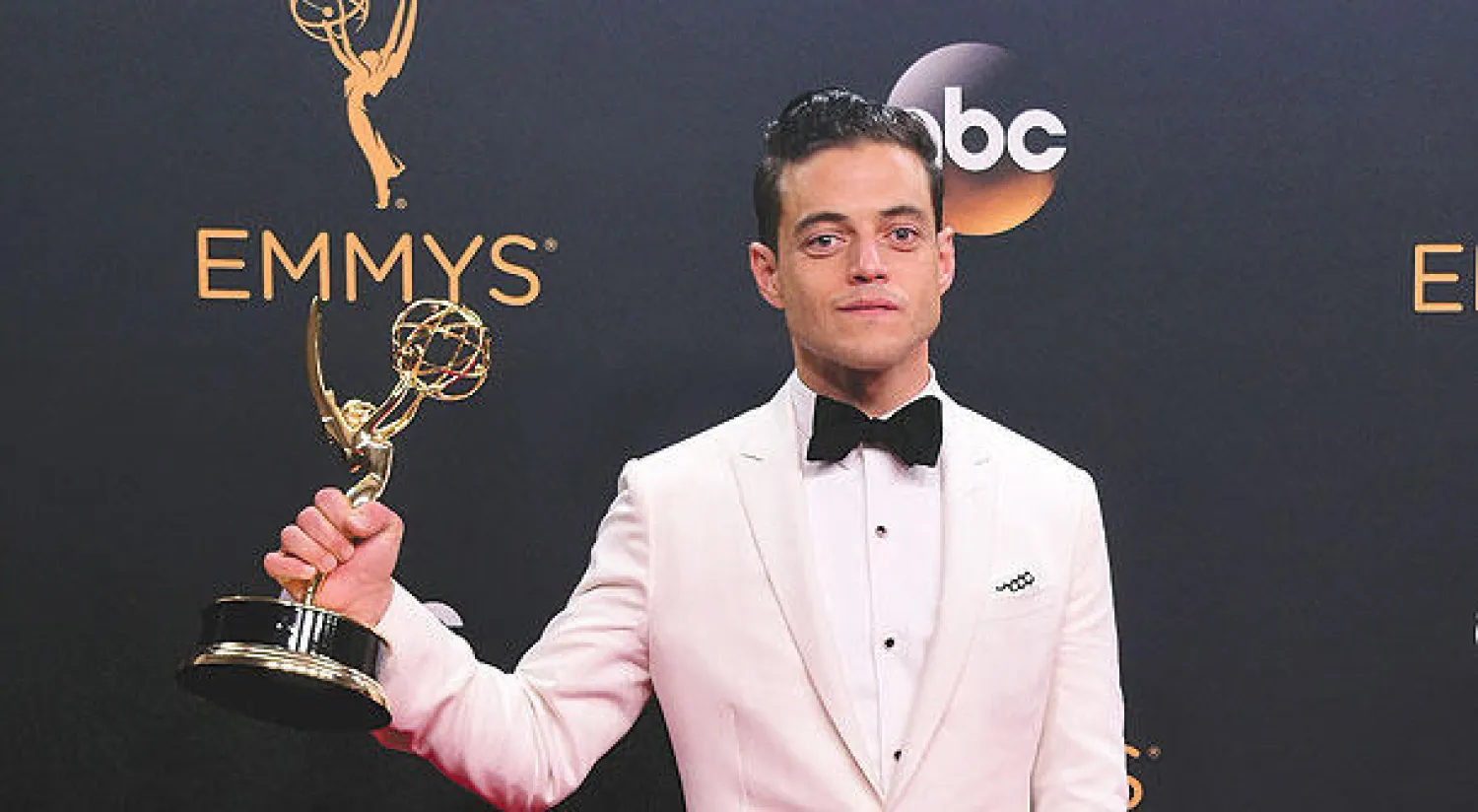 رامي مالك عقب حصوله على جائزة أفضل ممثل من جوائز «إيمي» الـ 68 في لوس أنجليس (أ.ف.ب)
